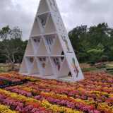 Tina ci mostra la realizzazione che un mese fa Esecuzione Verde ha portato all�evento �Floralies Internationales� di Nantes. Si tratta di un castello floreale di carte napoletane che si � meritato i premi di �miglior scenografia� e �valorizzazione del tema�
